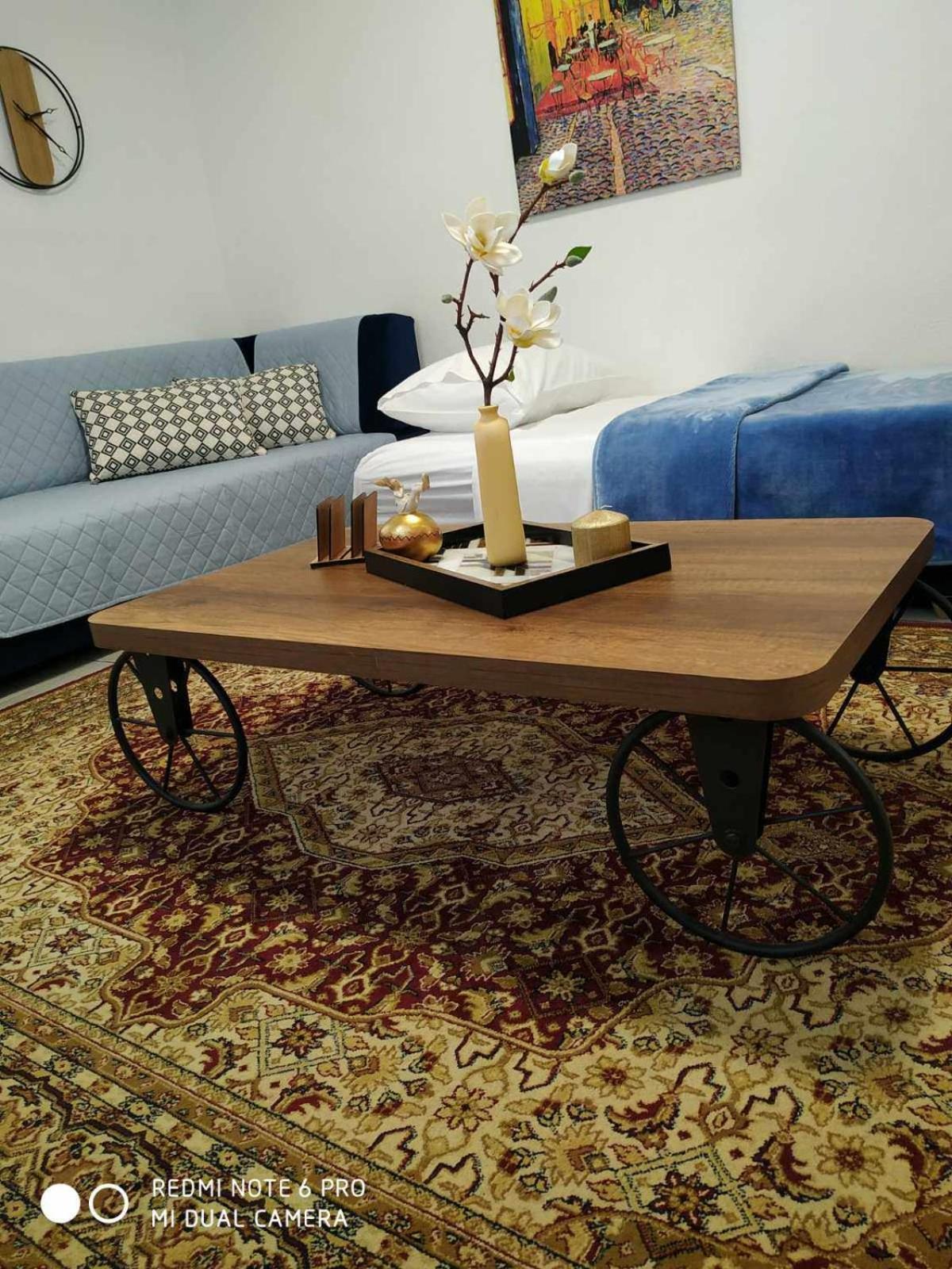 Chrysanty's Tea House Apartment *